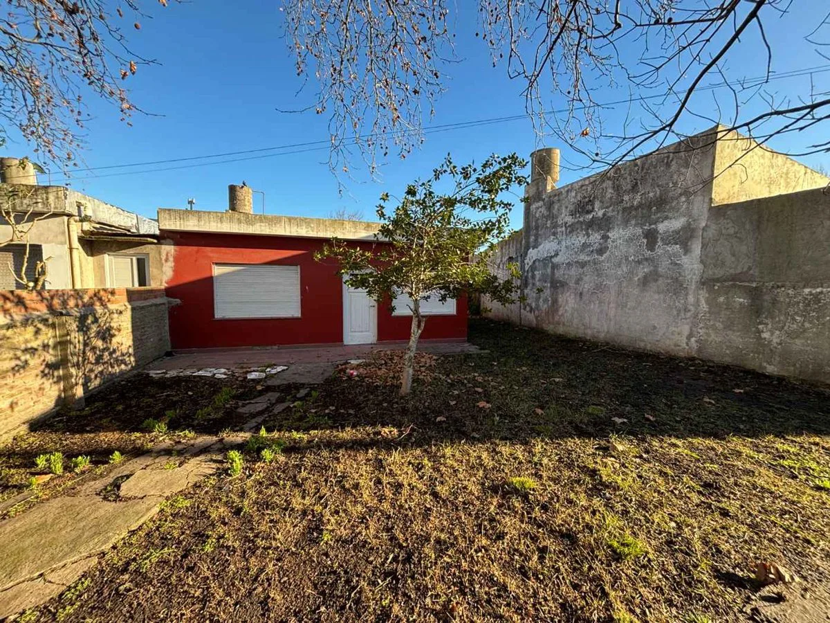 Lote con casa a reciclar Villa primera foto 2