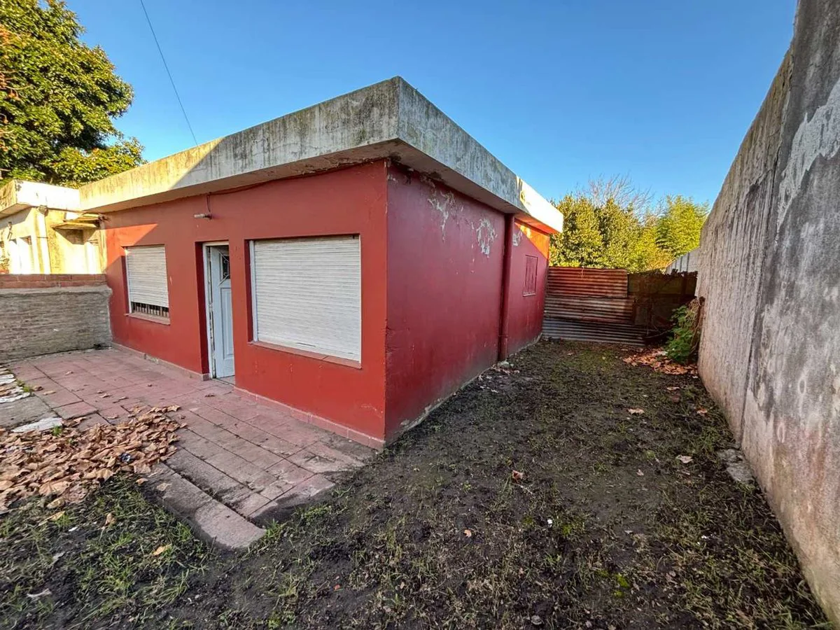 Lote con casa a reciclar Villa primera foto 3