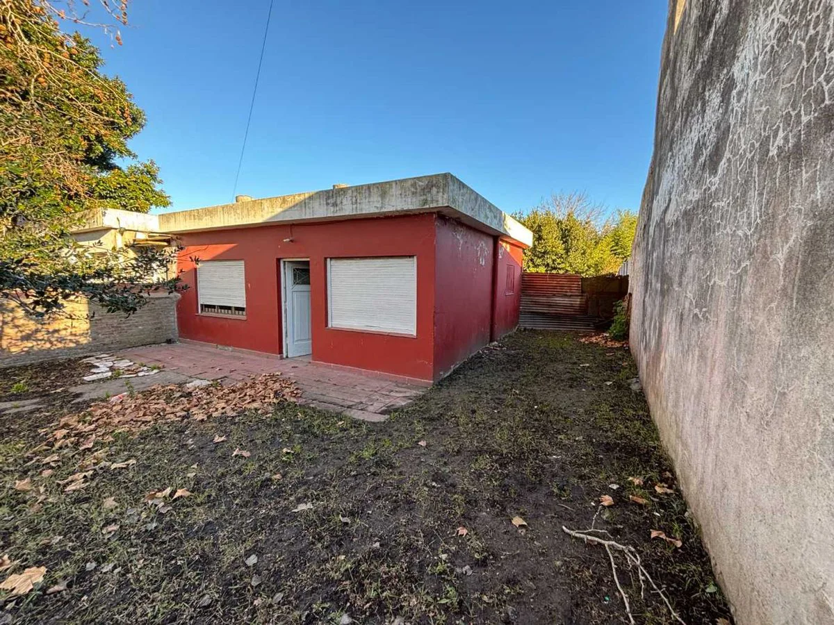 Lote con casa a reciclar Villa primera foto 4