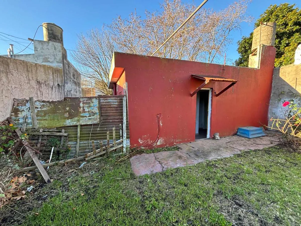 Lote con casa a reciclar Villa primera foto 5