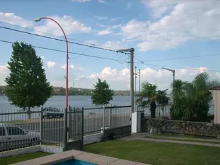 CHALET FRENTE AL LAGO CON PILETA Y PARQUE – HERMOSA VISTA PARA 6/7 PERSONAS foto 3