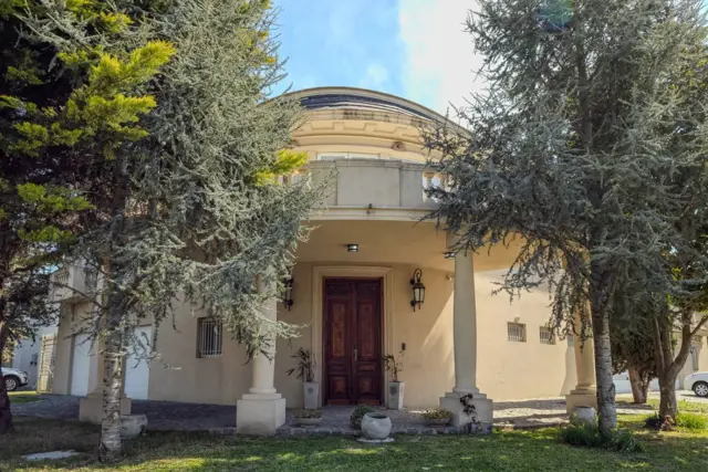 Venta Casa 8 amb gran jardín y pileta en b.cerrado