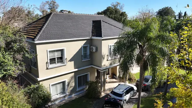 VENTA CASA EN HURLINGHAM - 6 AMB - BARRIO LA LEONOR