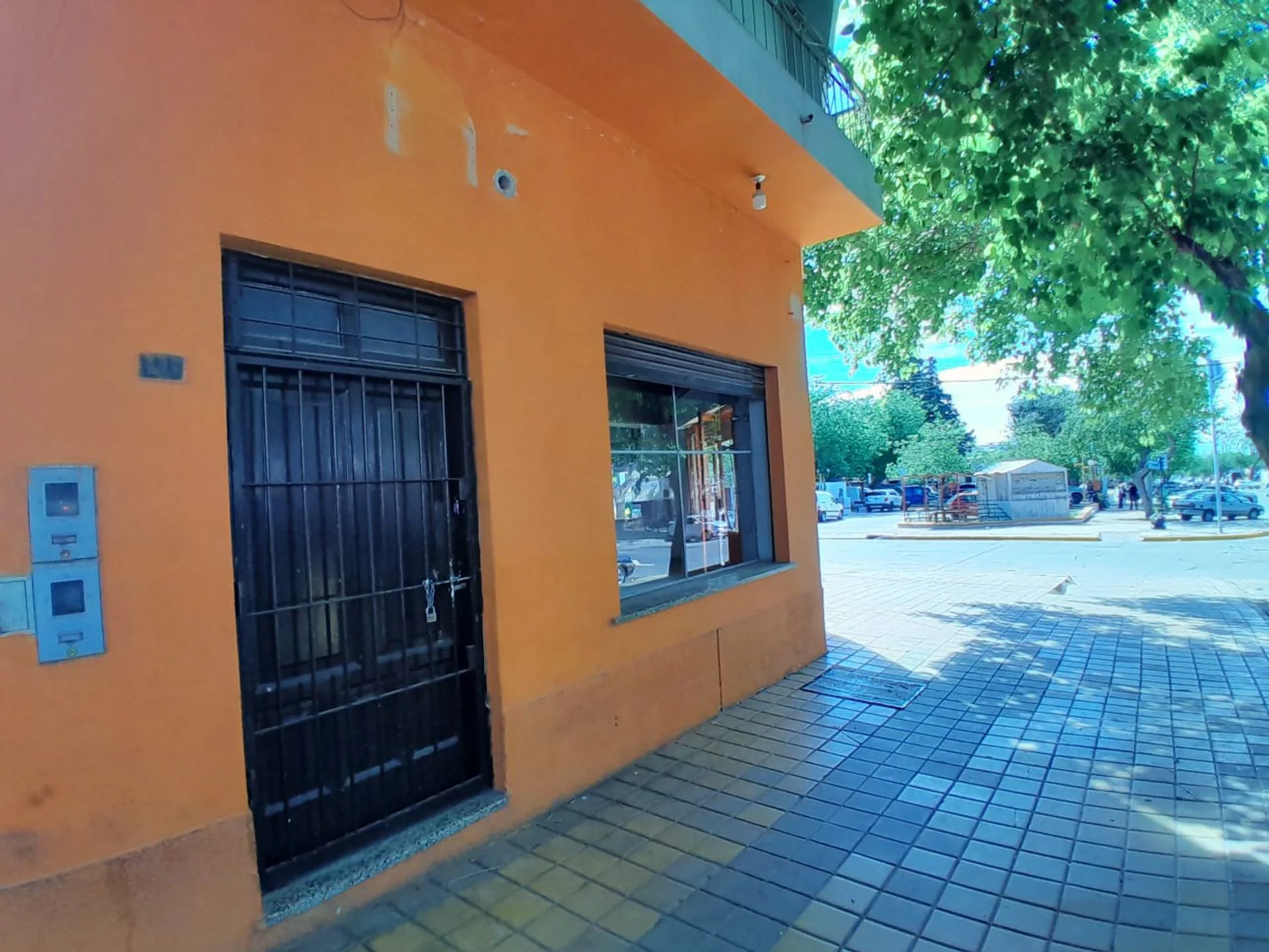 Alquiler salón comercial esquina 100m2 Capital foto 4
