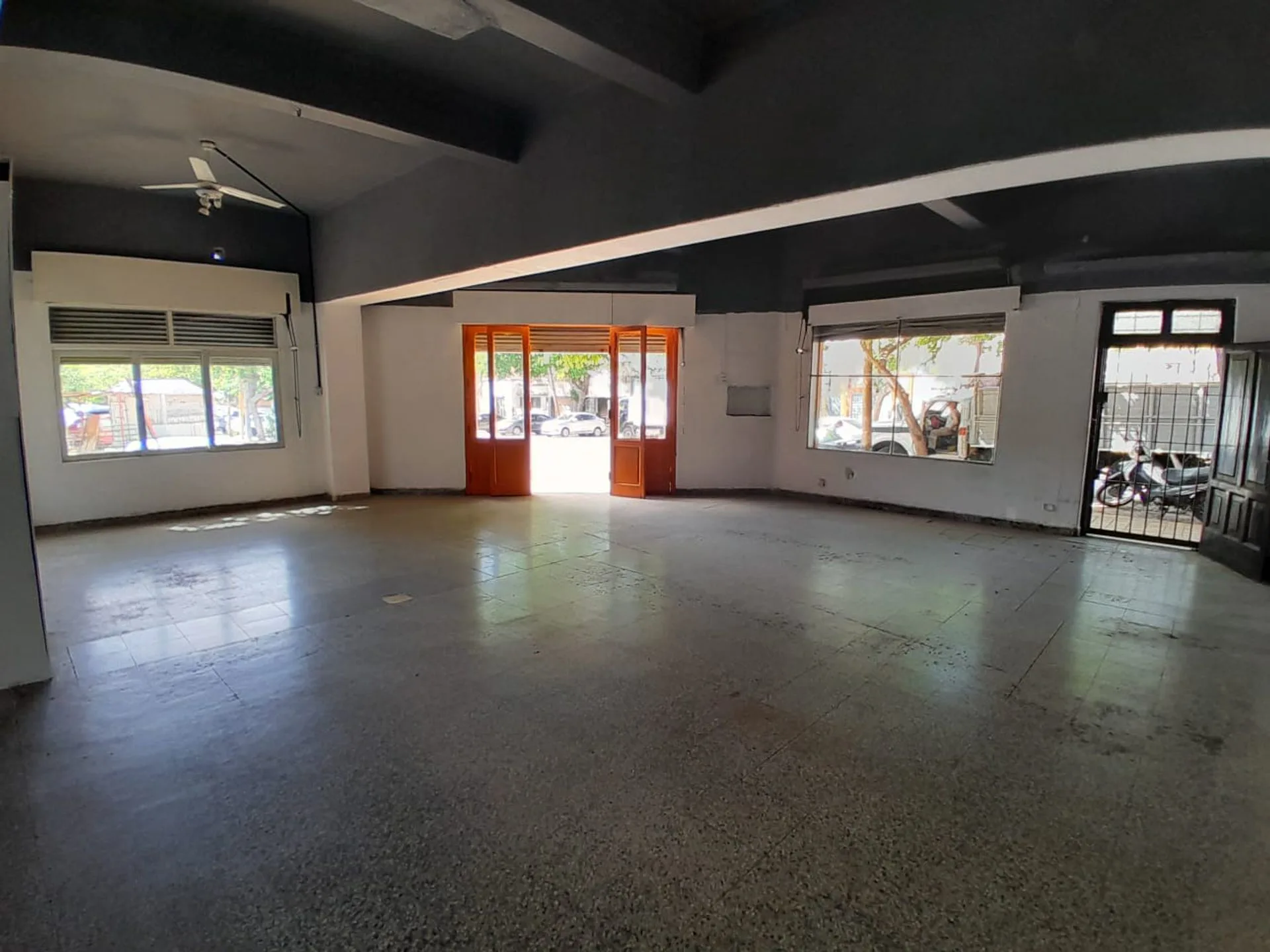 Alquiler salón comercial esquina 100m2 Capital foto 5
