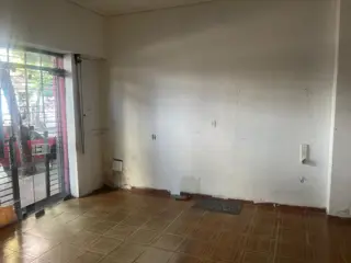 Venta Local Comercial con Vivienda a reciclar foto 2