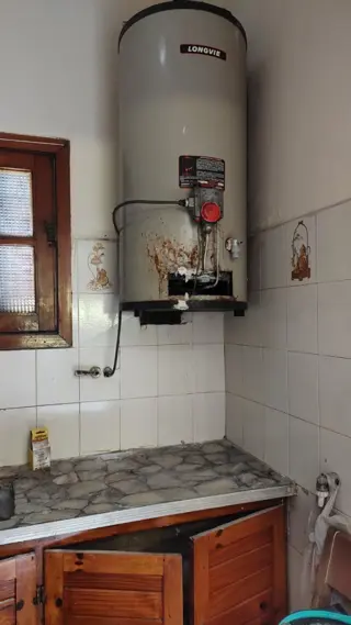VENDO CASA C/LOCAL Y TERRENO foto 4