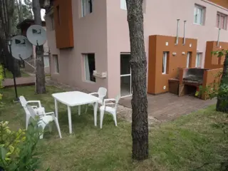 Duplex en Venta - 3 ambientes, 2 baños con jardín deck y parrilla foto 2