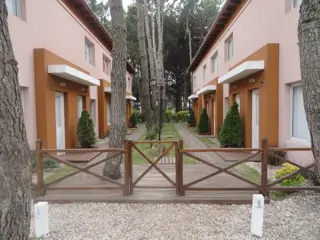 Duplex en Venta - 3 ambientes, 2 baños con jardín deck y parrilla foto 3
