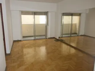 Muy buen depto de 2 amb con balcón, muy luminoso. Apto profesional. foto 1