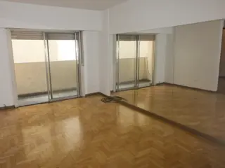 Muy buen depto de 2 amb con balcón, muy luminoso. Apto profesional. foto 2
