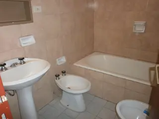 Muy buen depto de 2 amb con balcón, muy luminoso. Apto profesional. foto 5