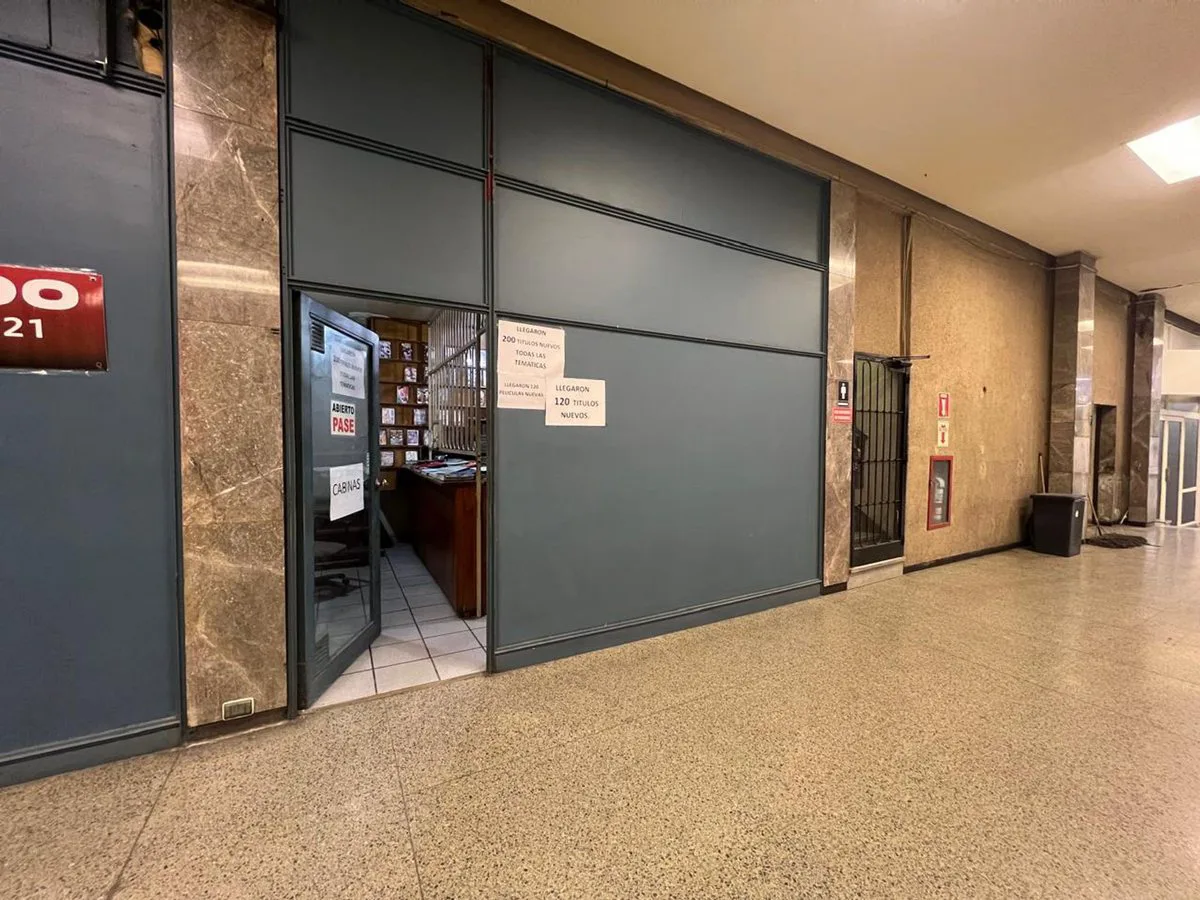 Venta de local comercial en Galería Tonsa foto 3