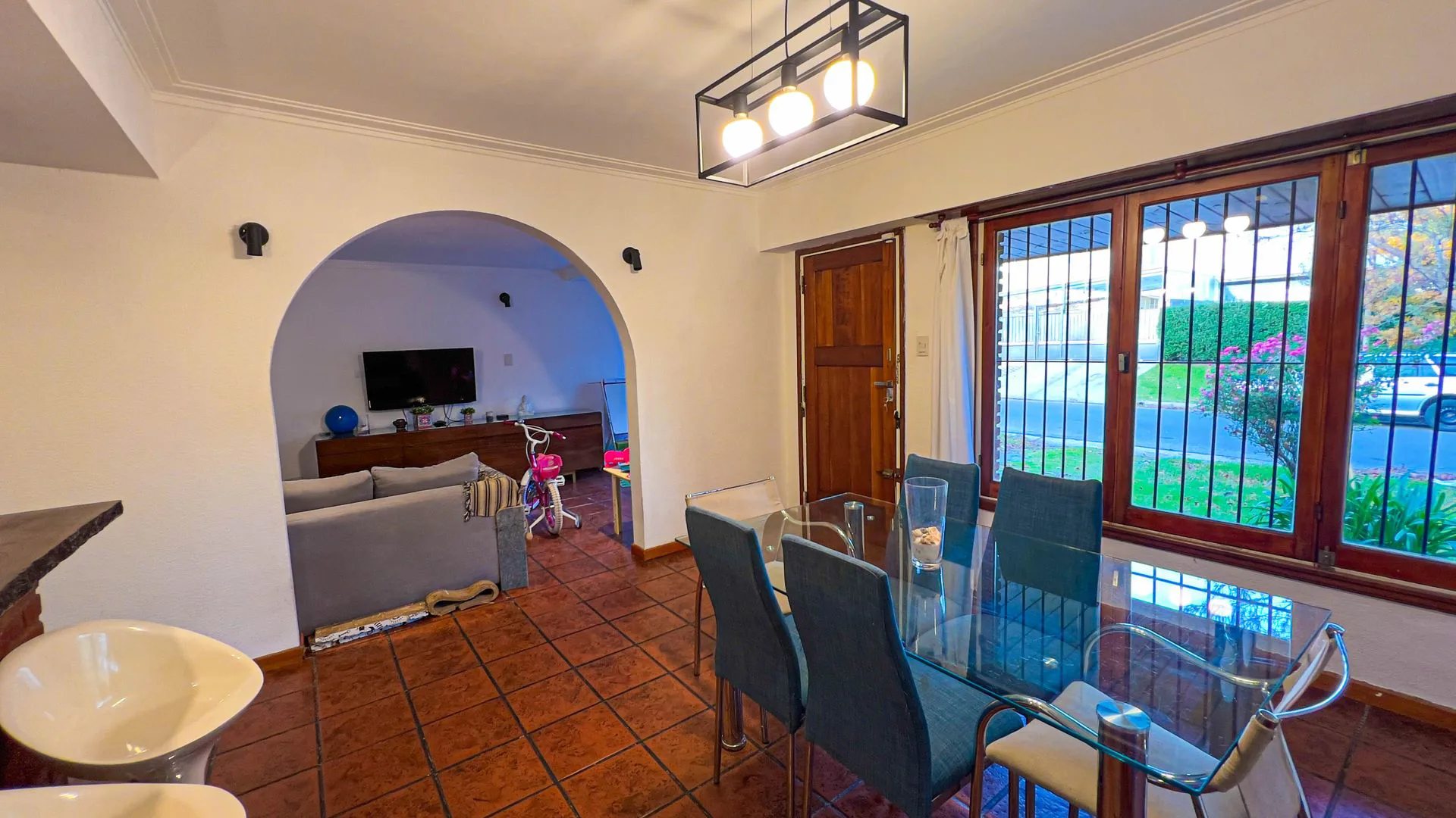 VENTA CASA 4 AMBIENTES CON PATIO BARRIO CAISAMAR.