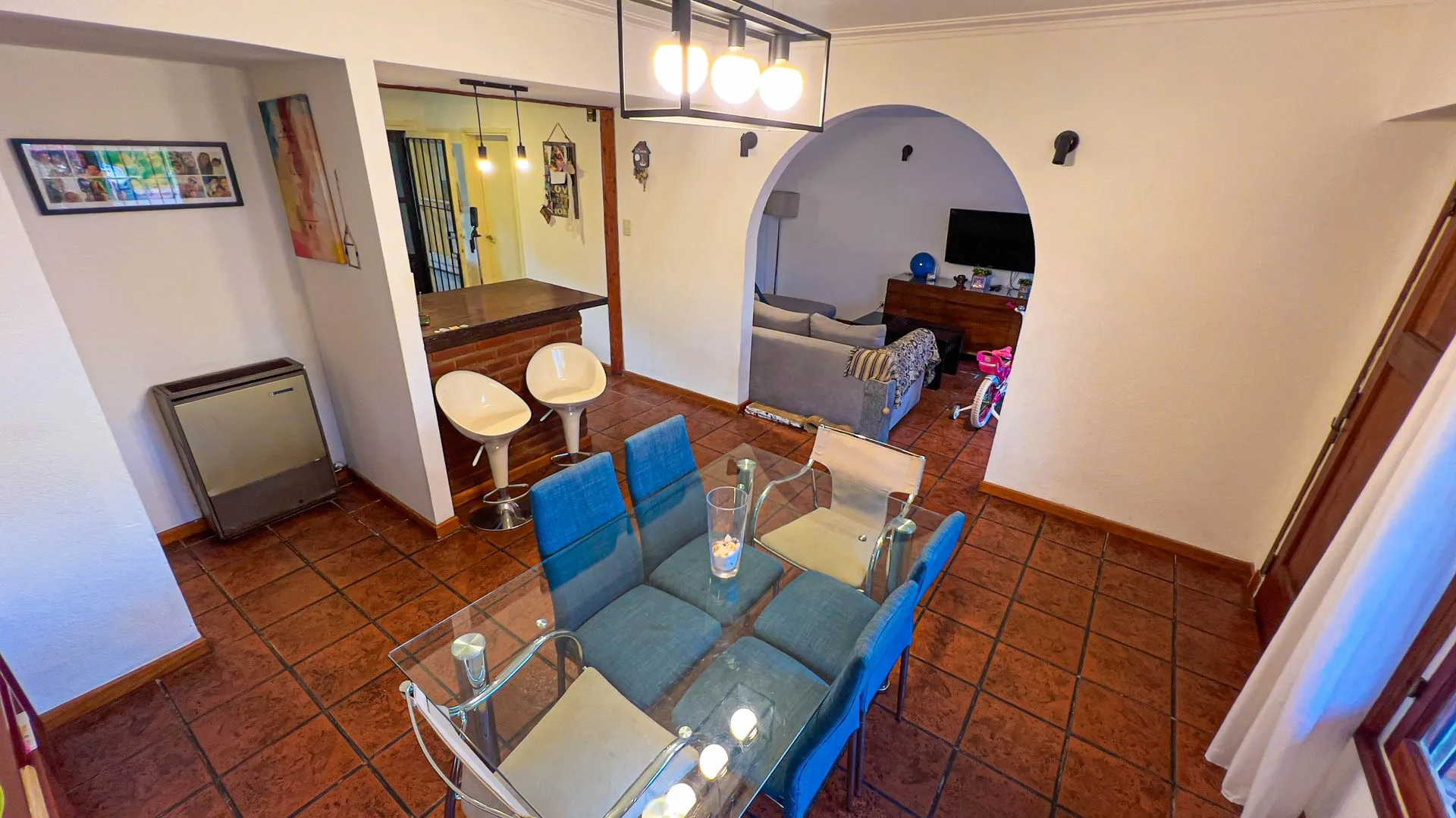 VENTA CASA 4 AMBIENTES CON PATIO BARRIO CAISAMAR. foto 3