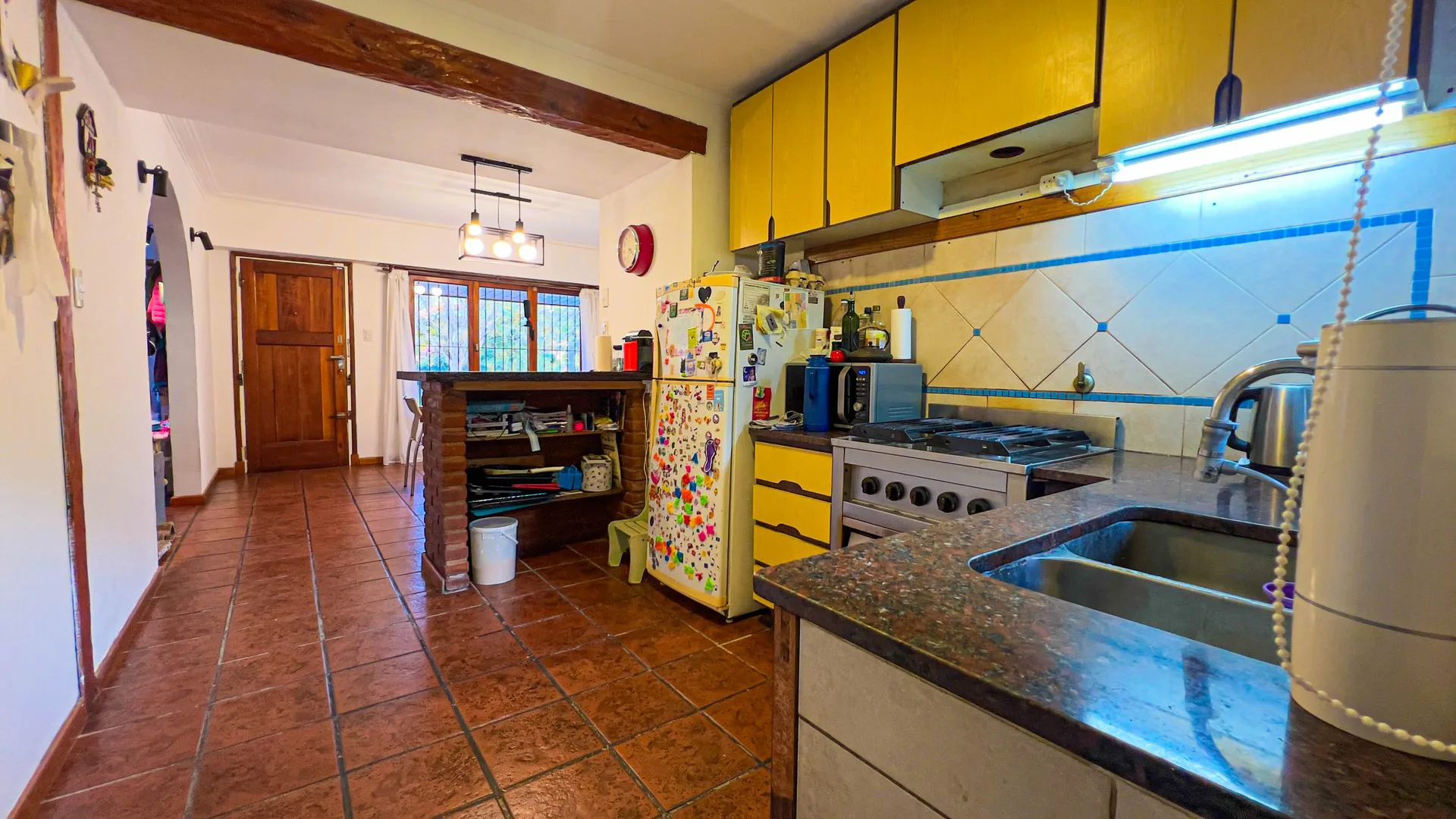 VENTA CASA 4 AMBIENTES CON PATIO BARRIO CAISAMAR. foto 4