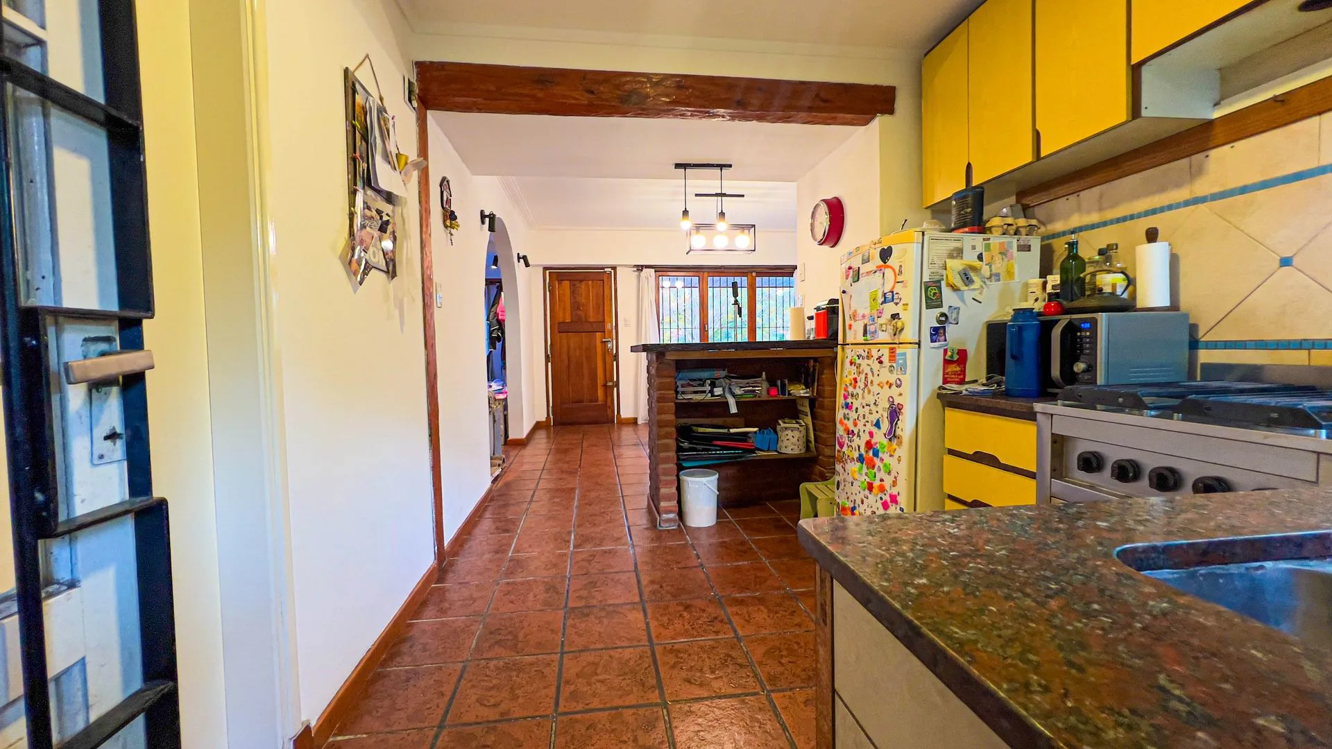 VENTA CASA 4 AMBIENTES CON PATIO BARRIO CAISAMAR. foto 5