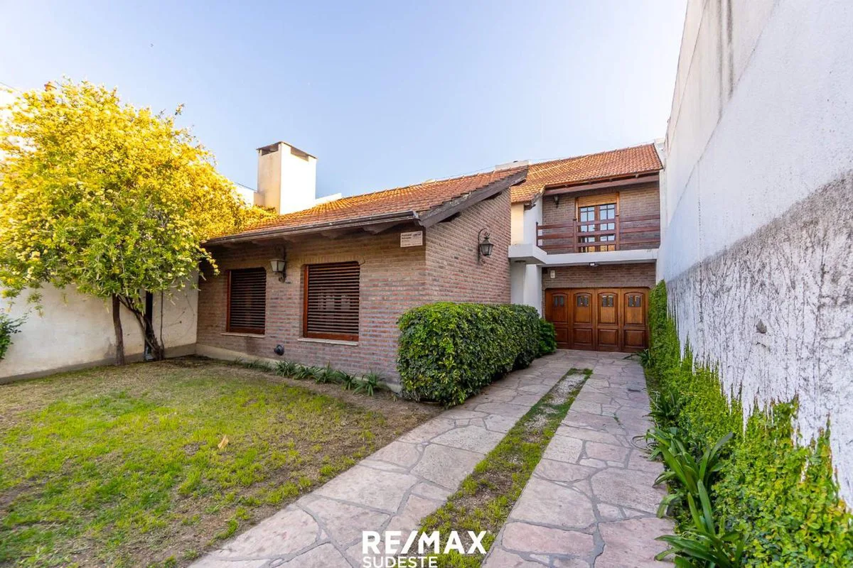 VENTA CASA 4 DORMITORIOS QUINCHO PILETA CENTRO foto 2