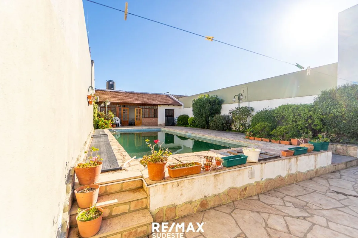 VENTA CASA 4 DORMITORIOS QUINCHO PILETA CENTRO foto 3