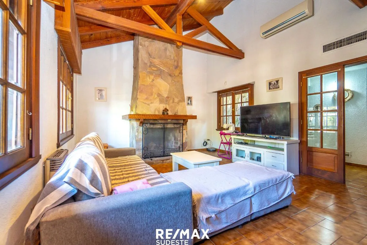 VENTA CASA 4 DORMITORIOS QUINCHO PILETA CENTRO foto 5