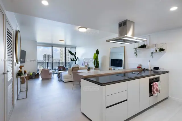 1000 Brickell Plz #2411 1000