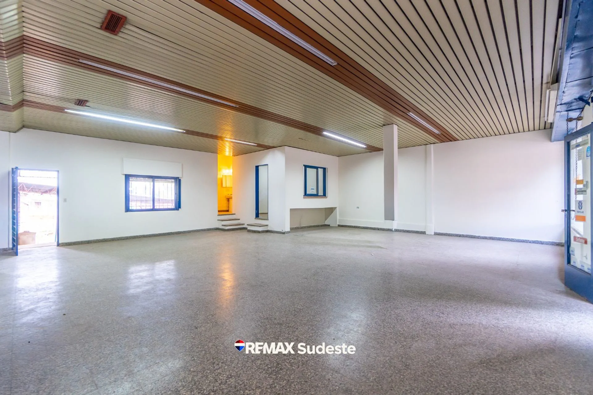 SALON COMERCIAL Y TALLER C/ SALIDA POR MALVINAS foto 5