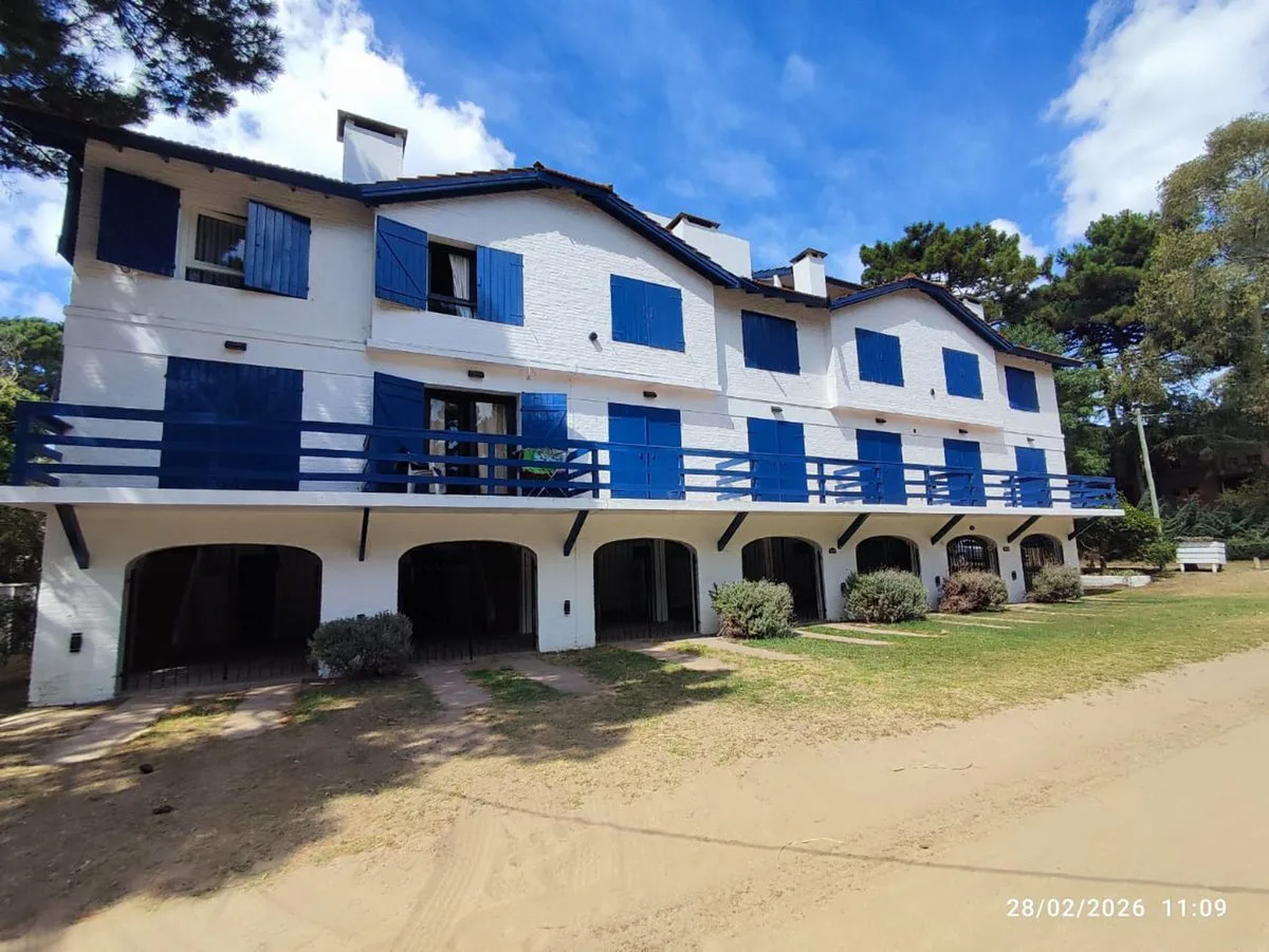 Venta Pinamar Triplex 4 ambientes y dep cochera