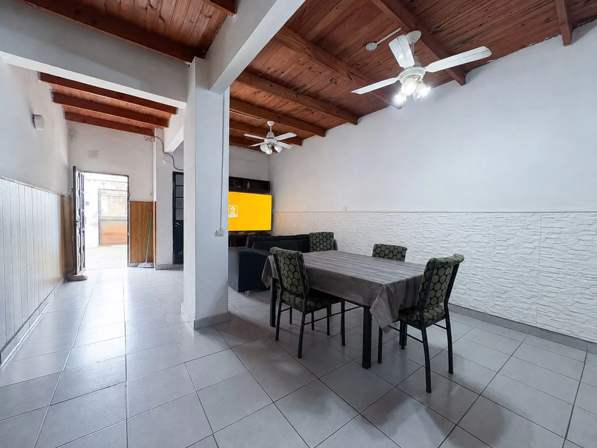 CASA EN VENTA 3 DORMITORIOS COCHERA - ECHESORTU foto 3