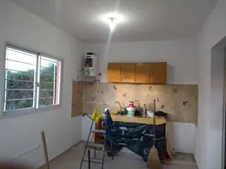2 Departamentos, de un dormitorio, cocina-comedor con coneccion para lavarropas, termotanque y baño . foto 2