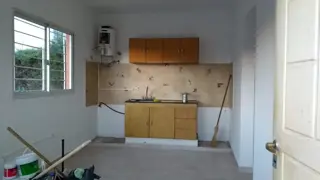 2 Departamentos, de un dormitorio, cocina-comedor con coneccion para lavarropas, termotanque y baño . foto 3