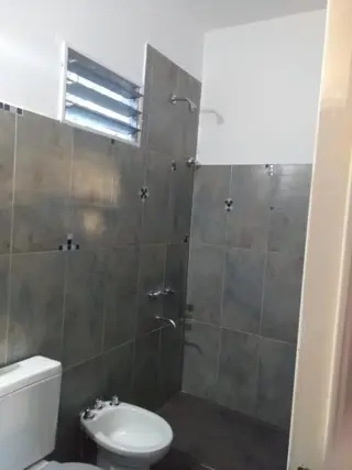 2 Departamentos, de un dormitorio, cocina-comedor con coneccion para lavarropas, termotanque y baño . foto 5