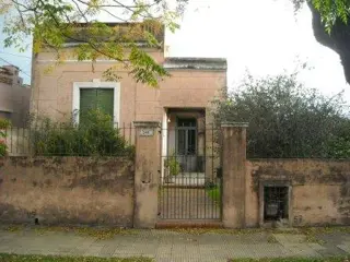 CASA EN LOTE DE 8.66 X 50 CON DOS DORMITORIOS A REFACCIONAR Y OTRO LOTE LIBRE DE 8.66 X 50 OPORTUNIDAD foto 1