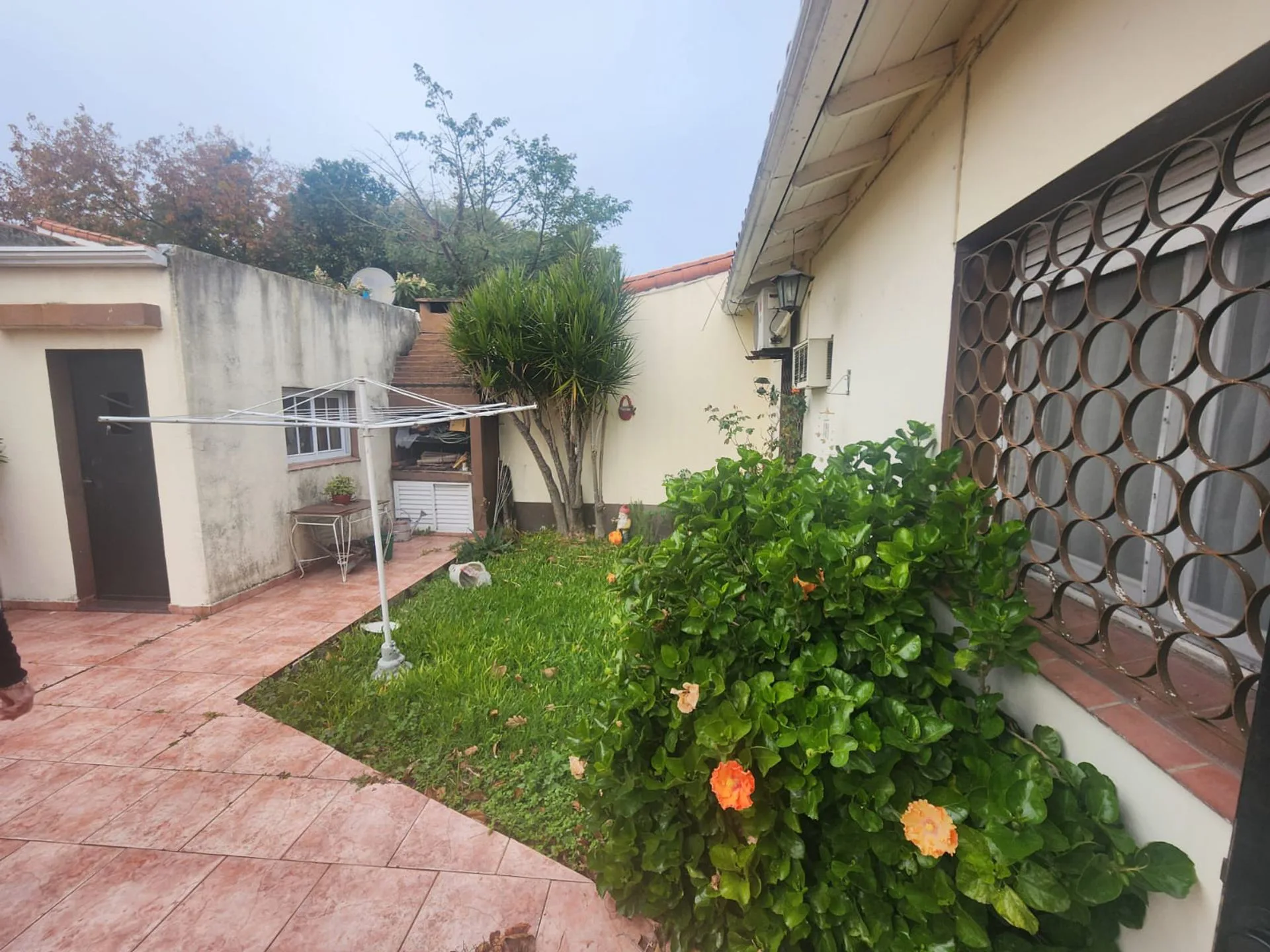 VENTA DE CASA 3 AMB. EN BANFIELD JARDIN COCHERA foto 3