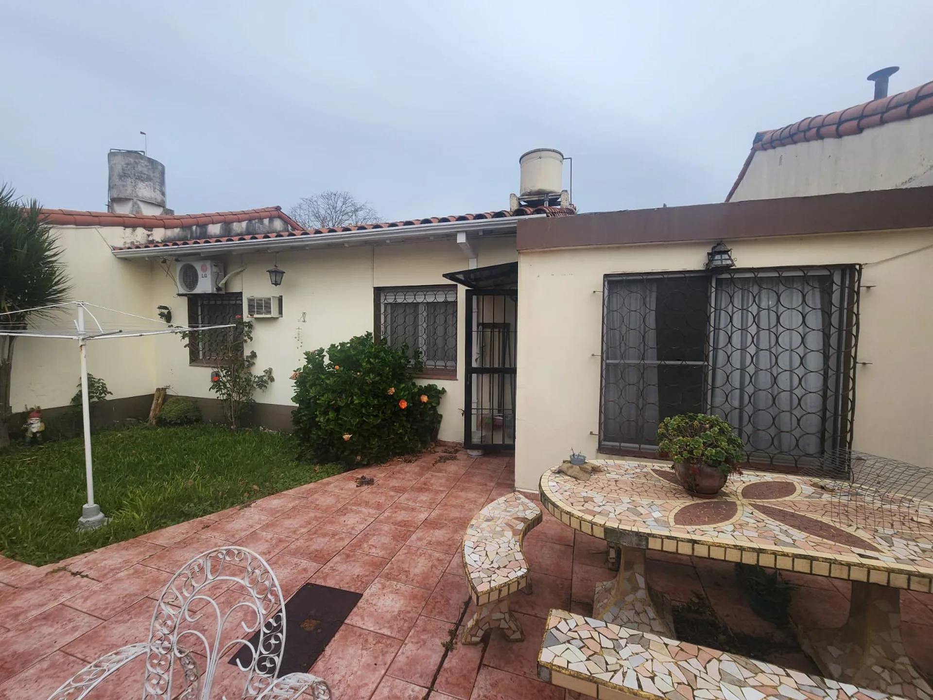 VENTA DE CASA 3 AMB. EN BANFIELD JARDIN COCHERA foto 4