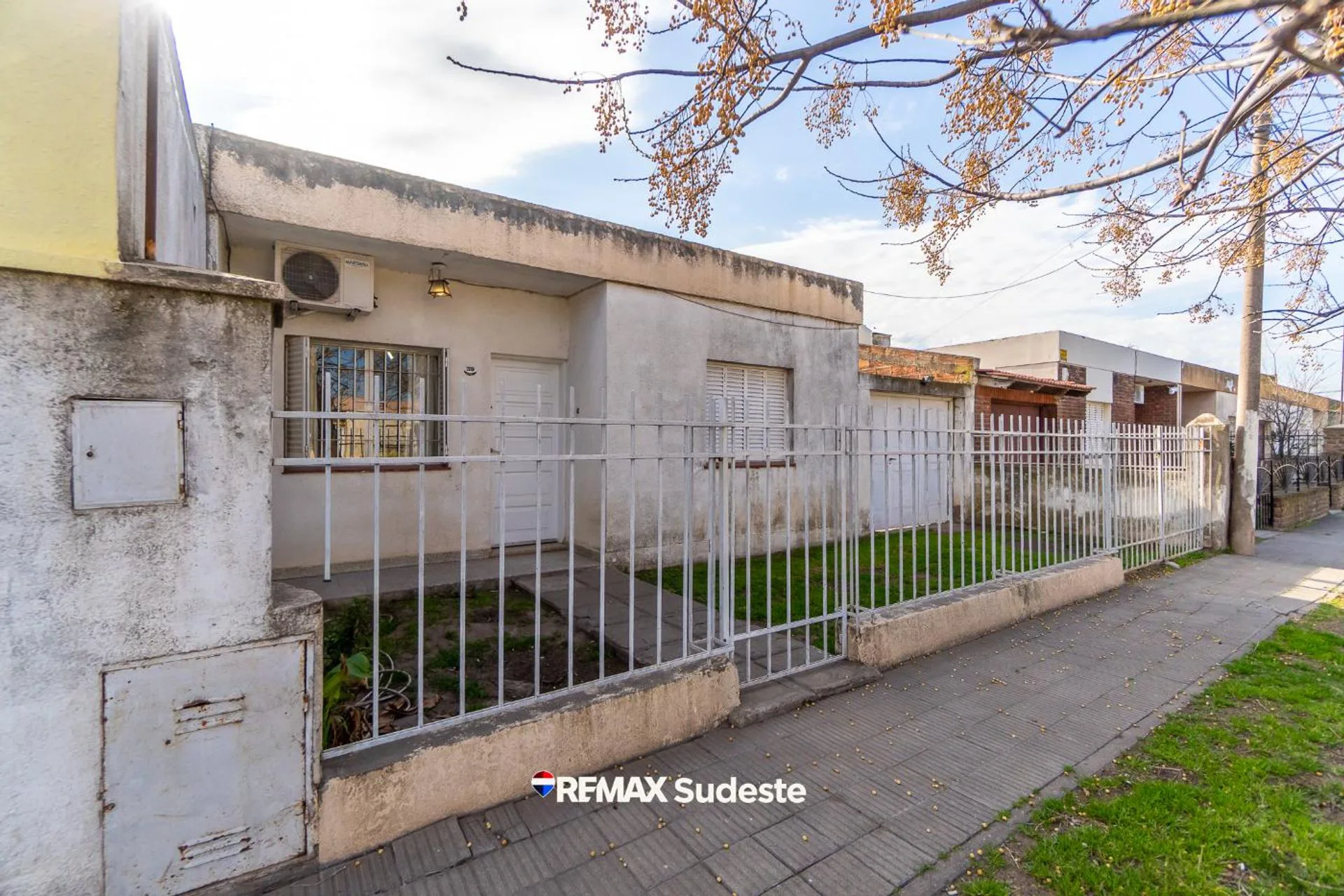 CASA 3 DORMITORIOS EN BARRIO LOS ALMENDROS foto 2