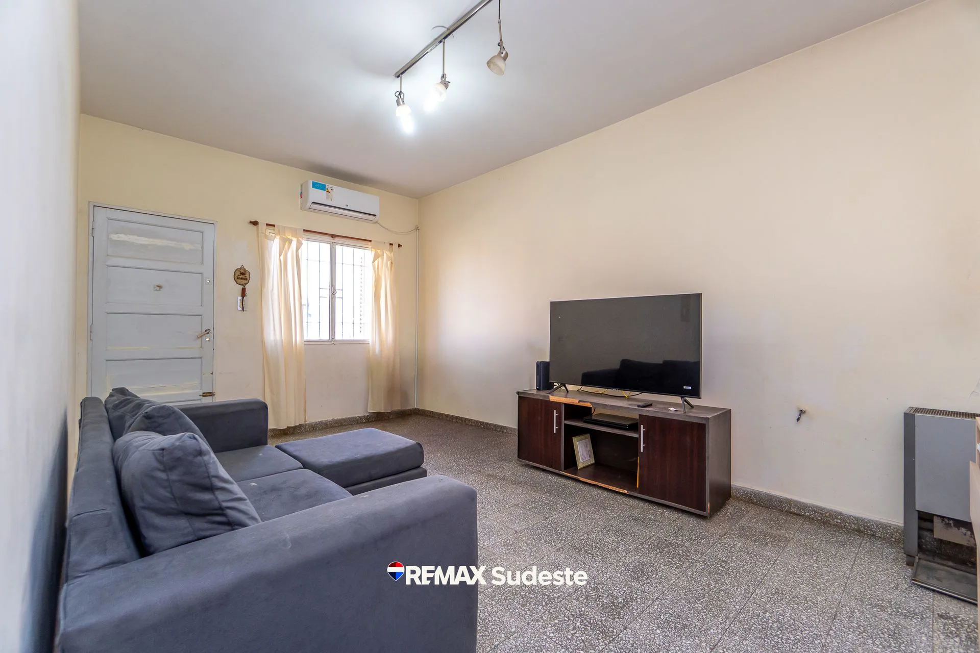 CASA 3 DORMITORIOS EN BARRIO LOS ALMENDROS foto 4