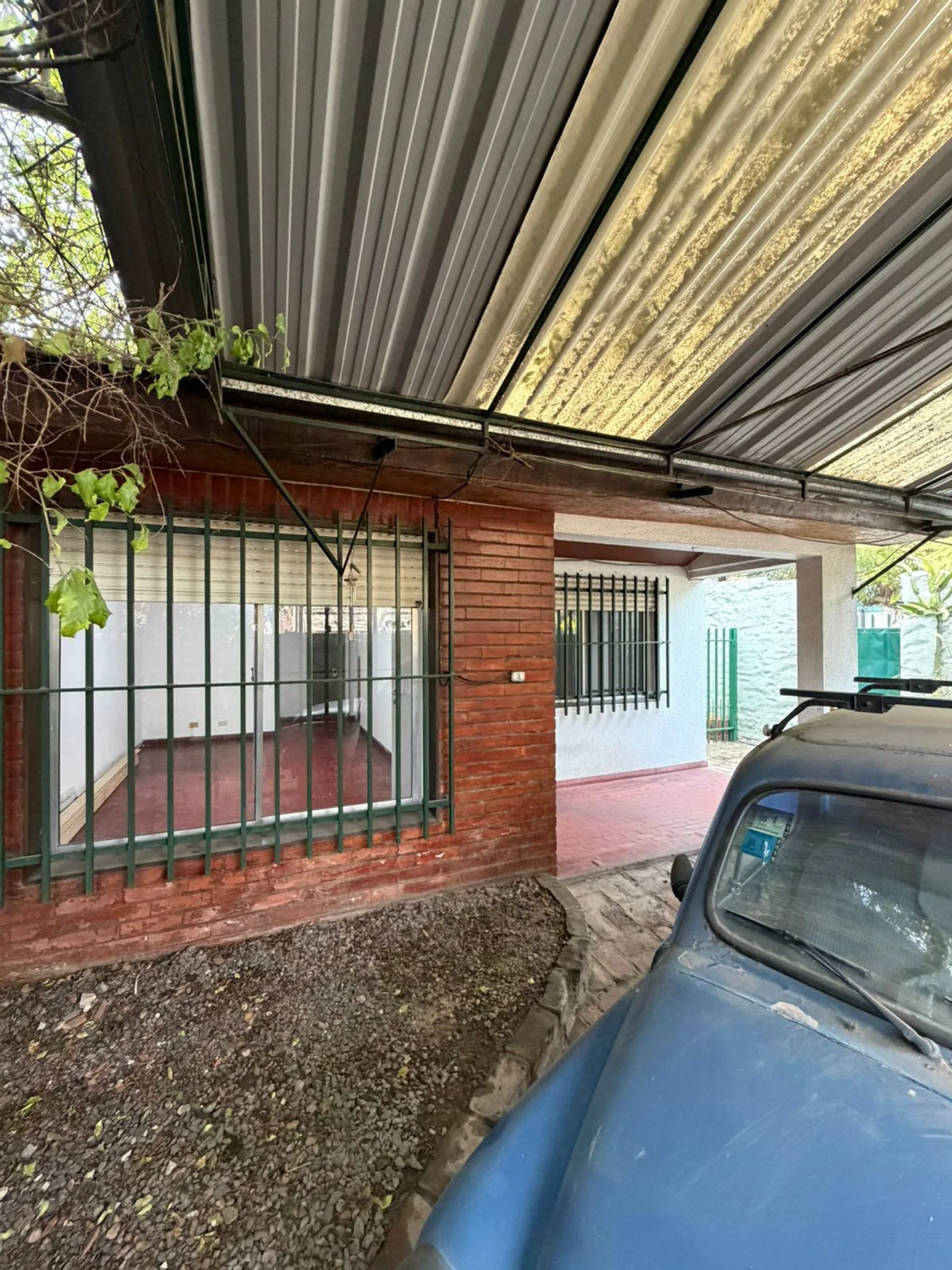 CASA CON PATIO/PARRILLA A/CRED. EXC UBICACIÓN! foto 4