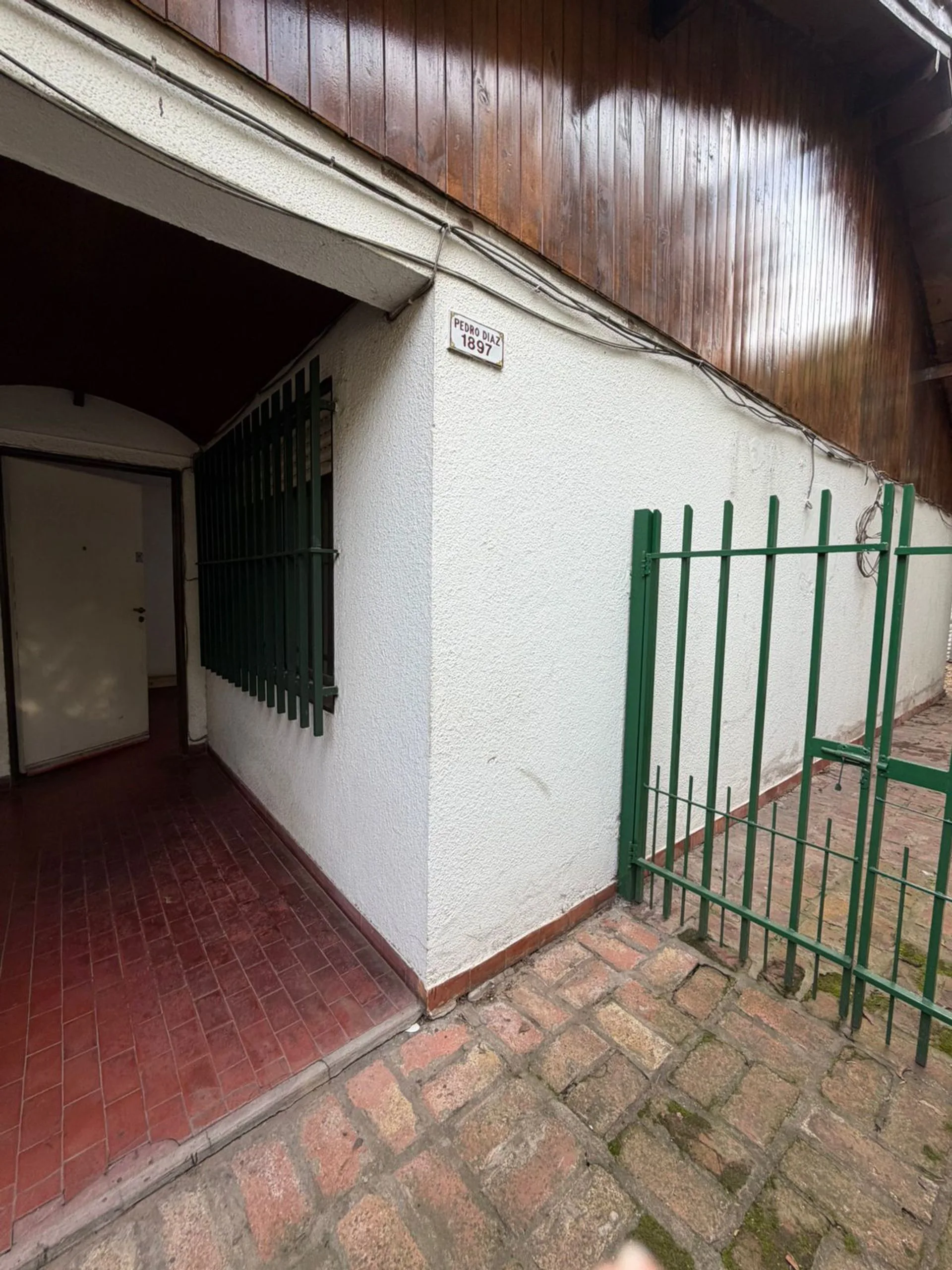 CASA CON PATIO/PARRILLA A/CRED. EXC UBICACIÓN! foto 5