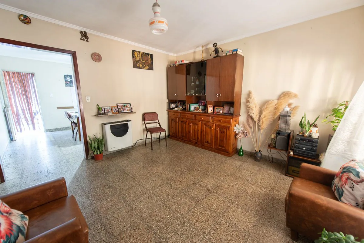 CASA 2 DORMITORIOS EN VENTA LA PLATA CON PATIO foto 2