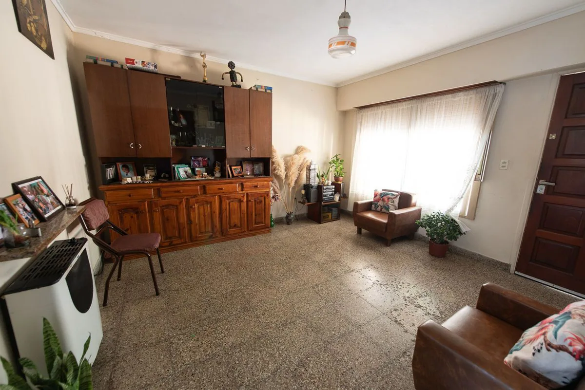 CASA 2 DORMITORIOS EN VENTA LA PLATA CON PATIO foto 3