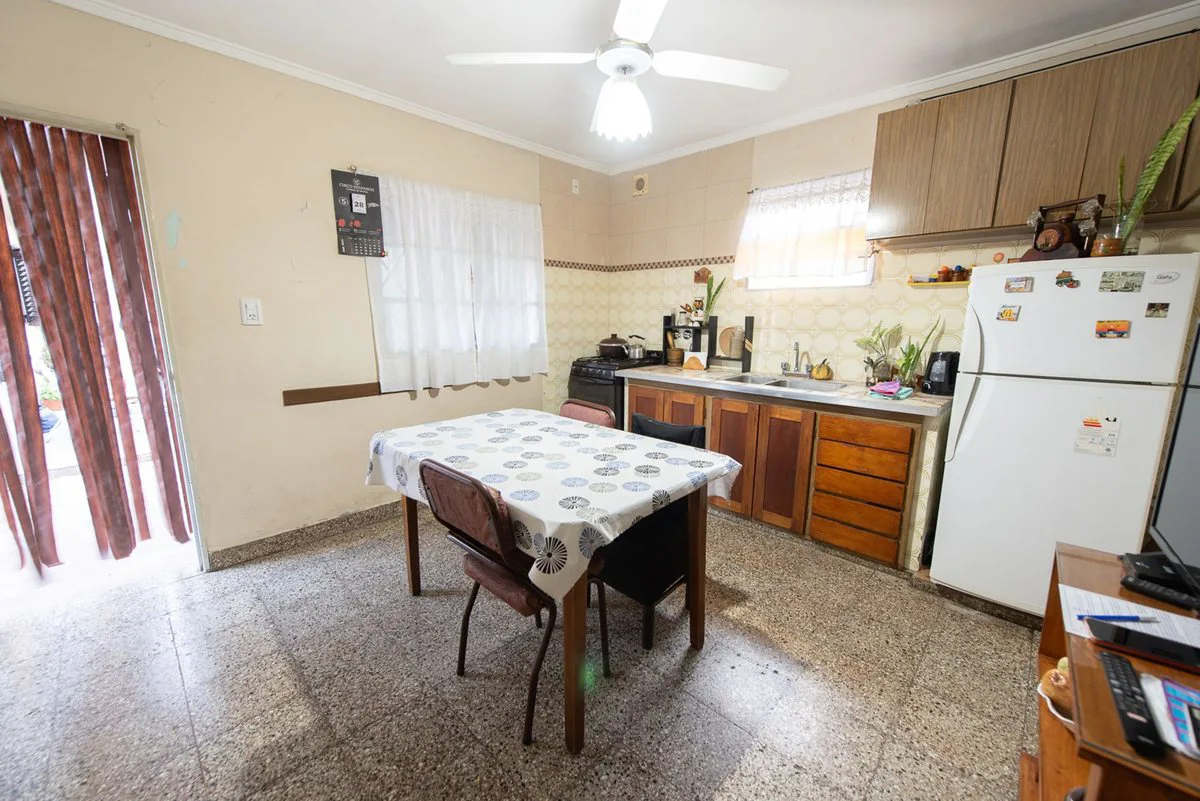 CASA 2 DORMITORIOS EN VENTA LA PLATA CON PATIO foto 5
