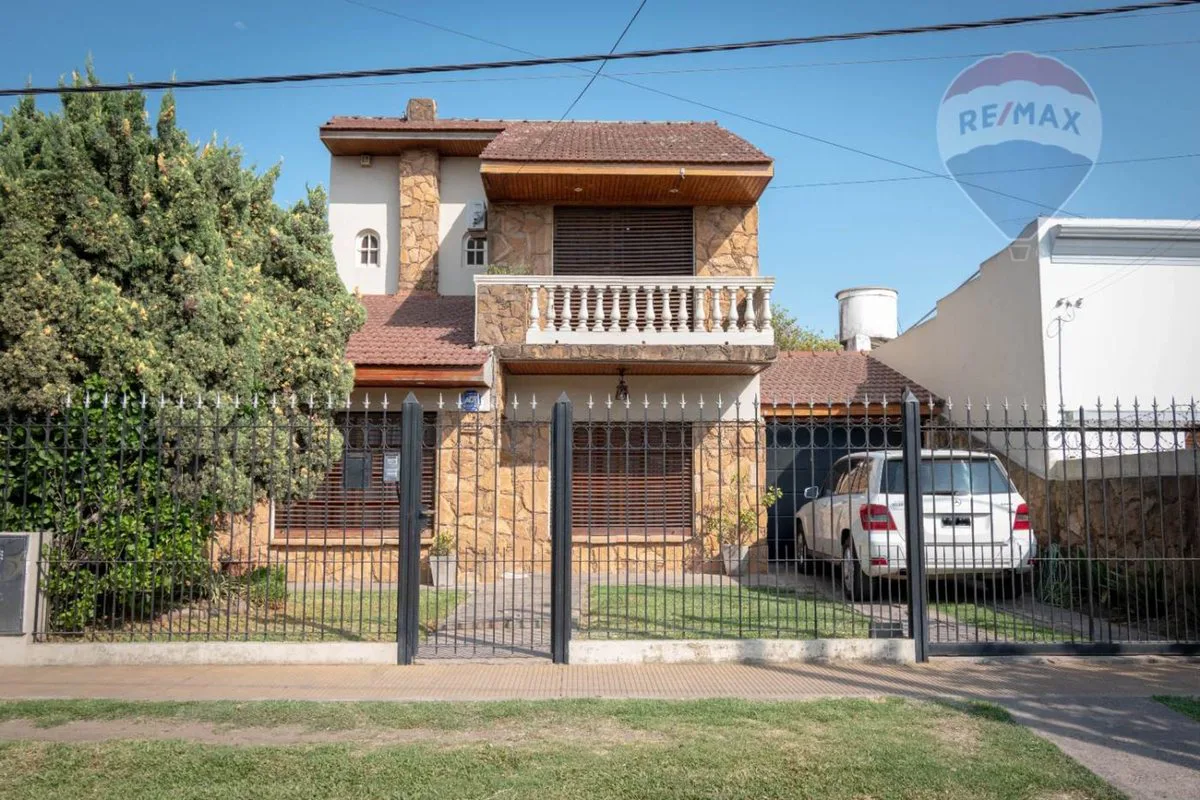 CASA 3 DORMITORIOS EN VENTA LA PLATA CON PILETA foto 3