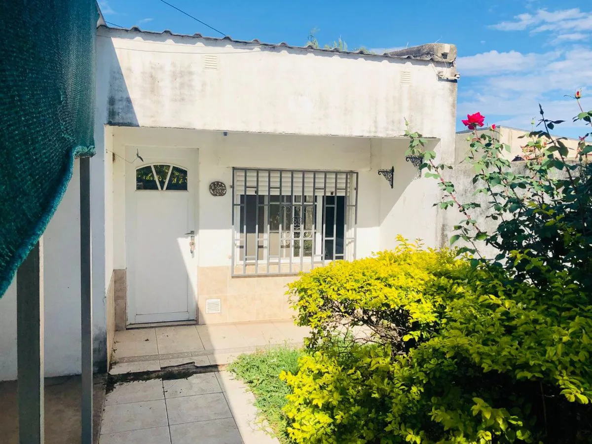 REMAX VENDE CASA 3 DORMITORIOS Y PATIO EN RECREO foto 4