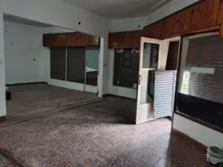 Local en alquiler calle Félix Frías esquina Gibraltar Villa Tesei foto 3