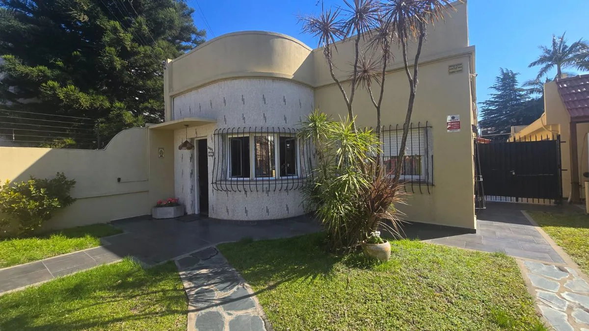 VENTA CASA MONTE CASTRO DOBLE LOTE FONDO LIBRE foto 2