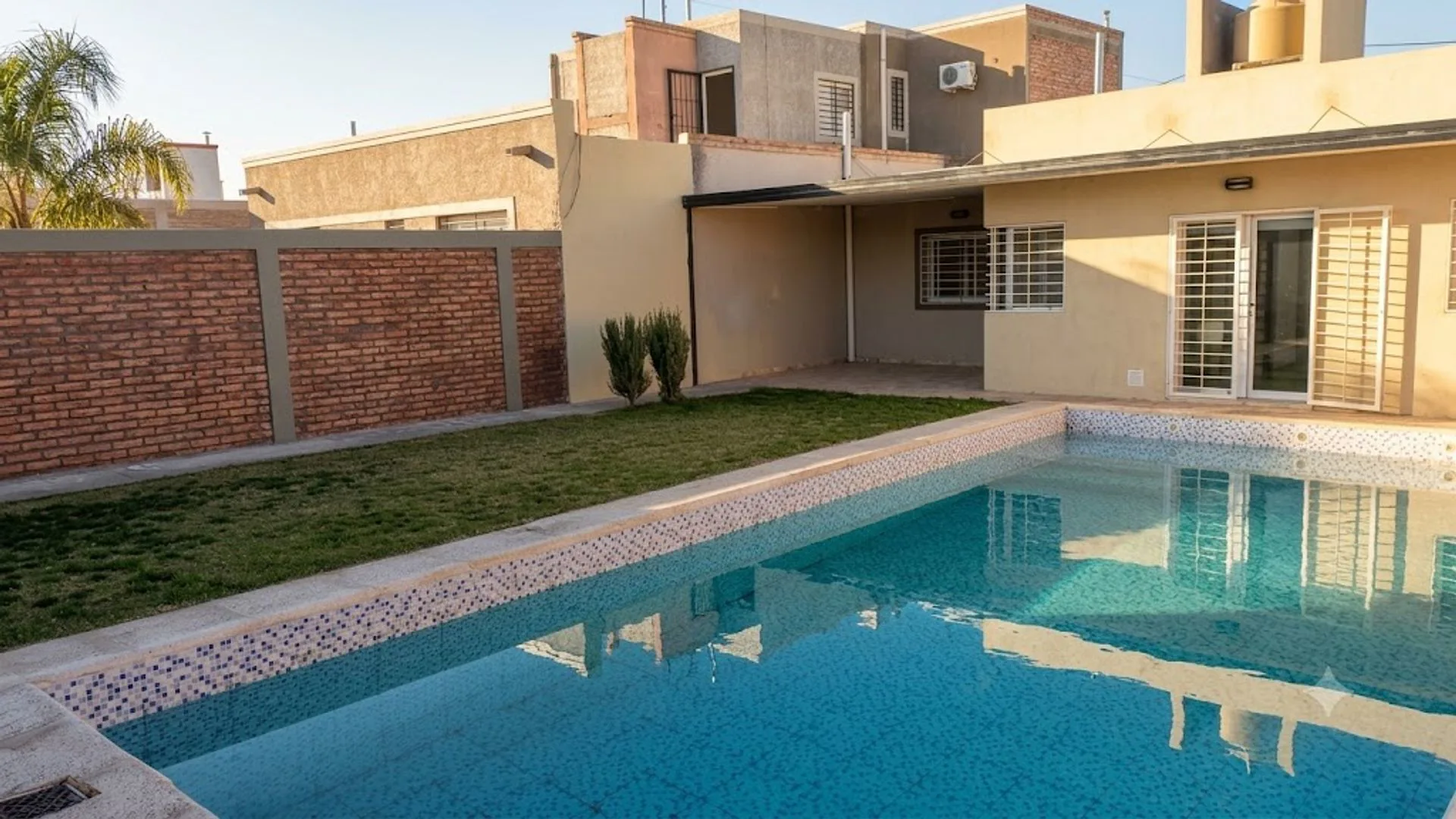 CASA CON QUINCHO Y PILETA B° PRIVADO SANTA LUCIA foto 2