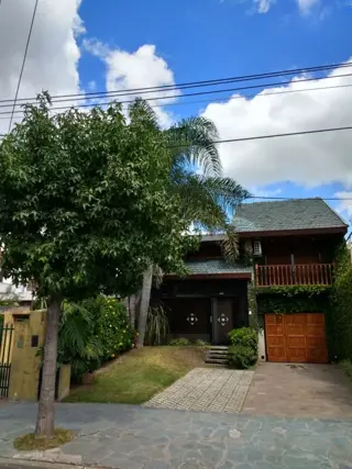 Hermoso Chalet de Tres Dorm. + Playroom y Jardin con Pileta en Venta. foto 1