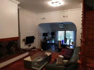 Hermoso Chalet de Tres Dorm. + Playroom y Jardin con Pileta en Venta. foto 2
