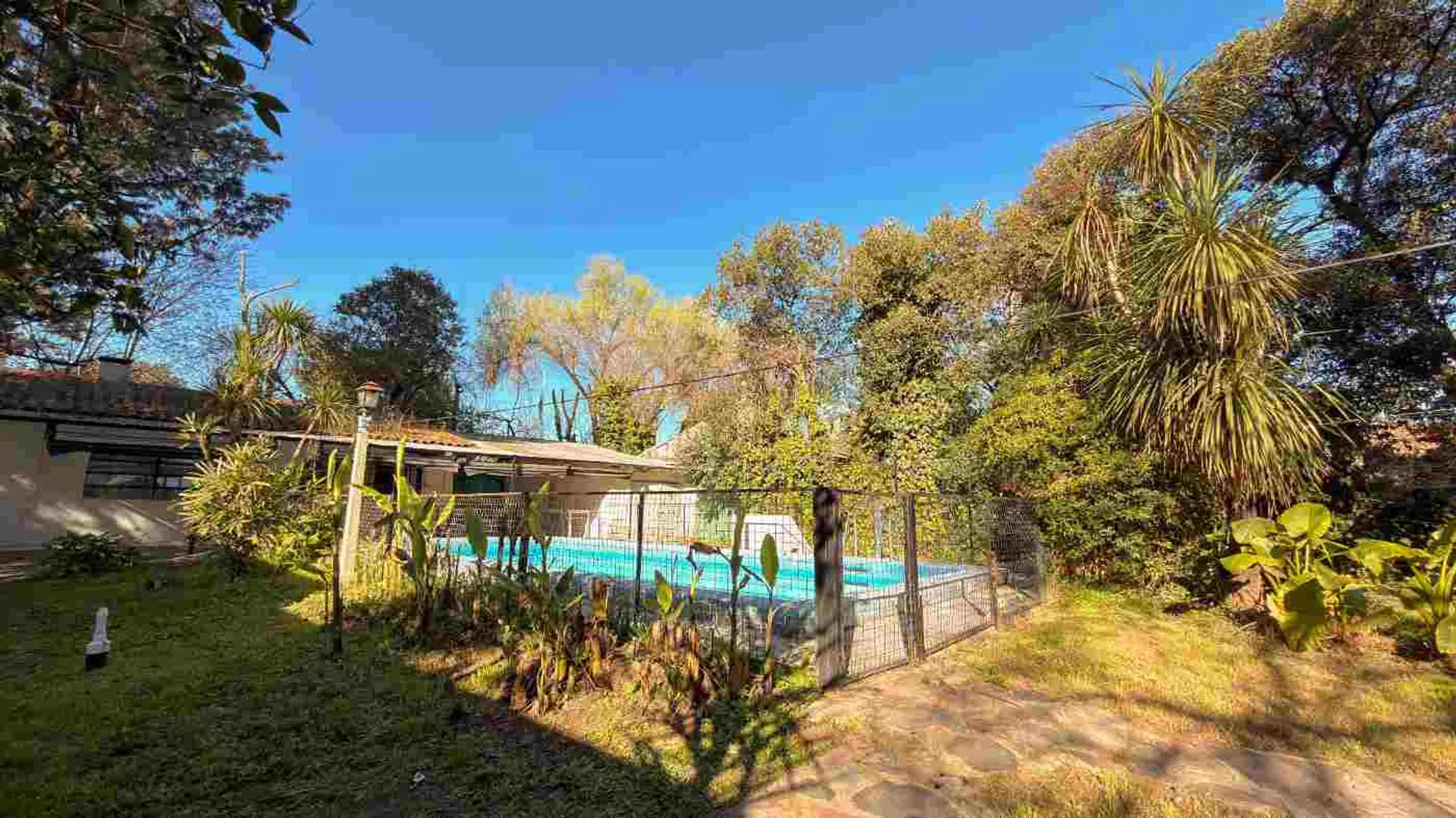 CASA CON 2 VIVIENDAS, QUINCHO Y PILETA GRAND BOURG foto 2