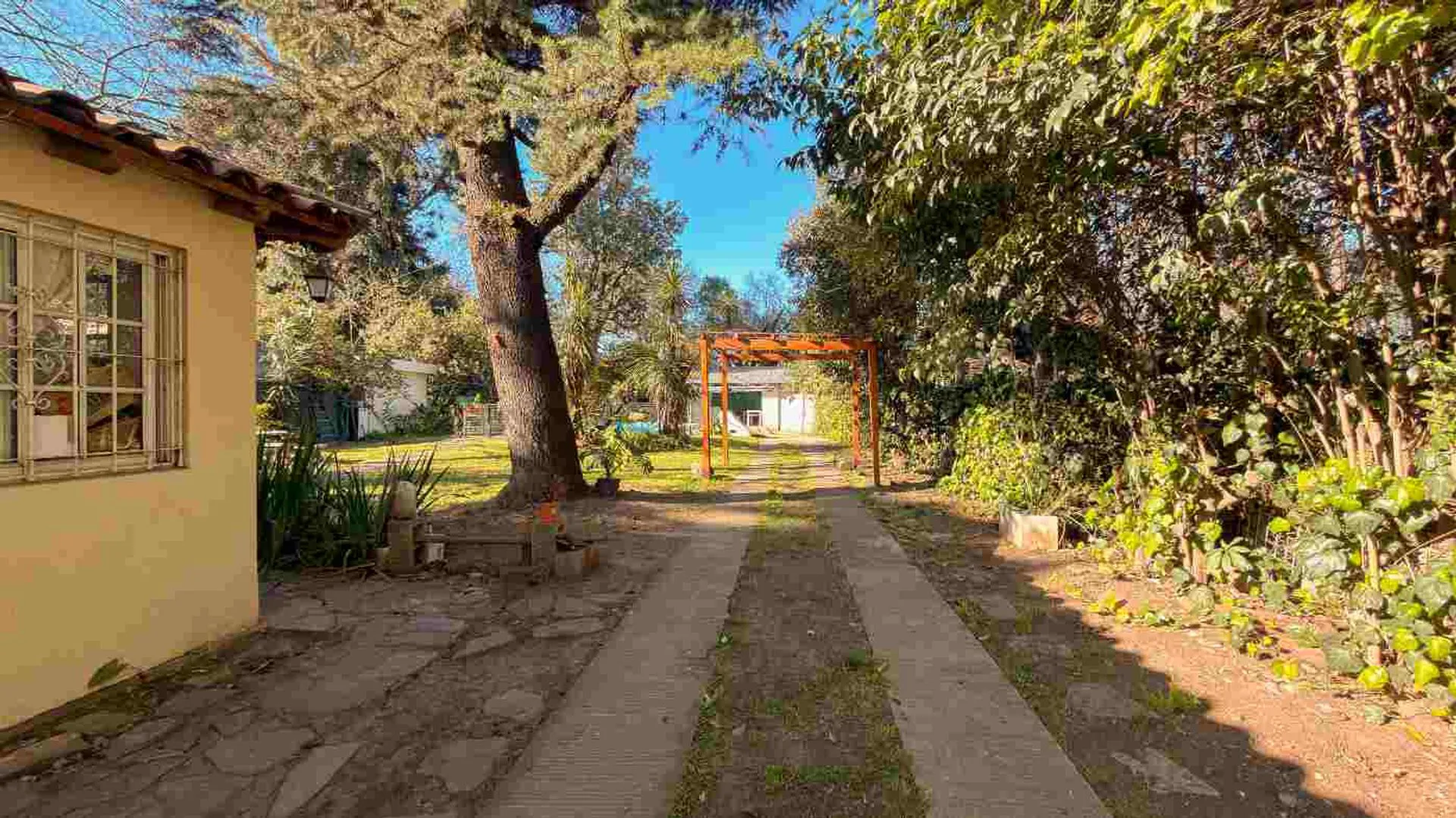 CASA CON 2 VIVIENDAS, QUINCHO Y PILETA GRAND BOURG foto 3